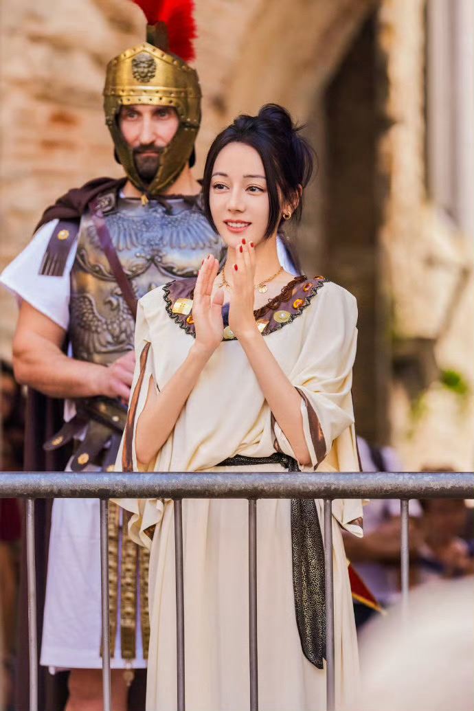 《花儿与少年5》迪丽热巴天选皇后👑被邀请上古宫殿露台与群众打招呼🔥