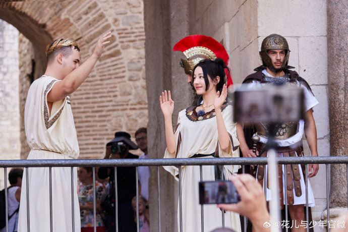《花儿与少年5》迪丽热巴天选皇后👑被邀请上古宫殿露台与群众打招呼🔥