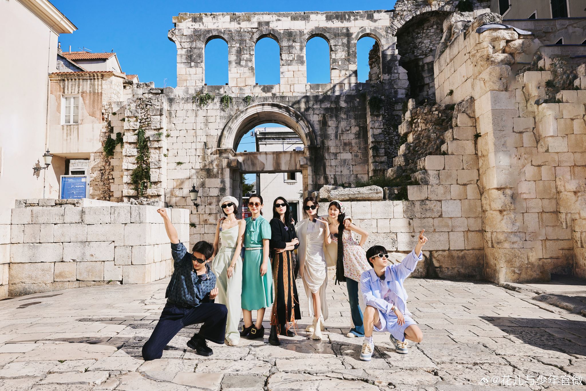 《花儿与少年5》迪丽热巴天选皇后👑被邀请上古宫殿露台与群众打招呼🔥