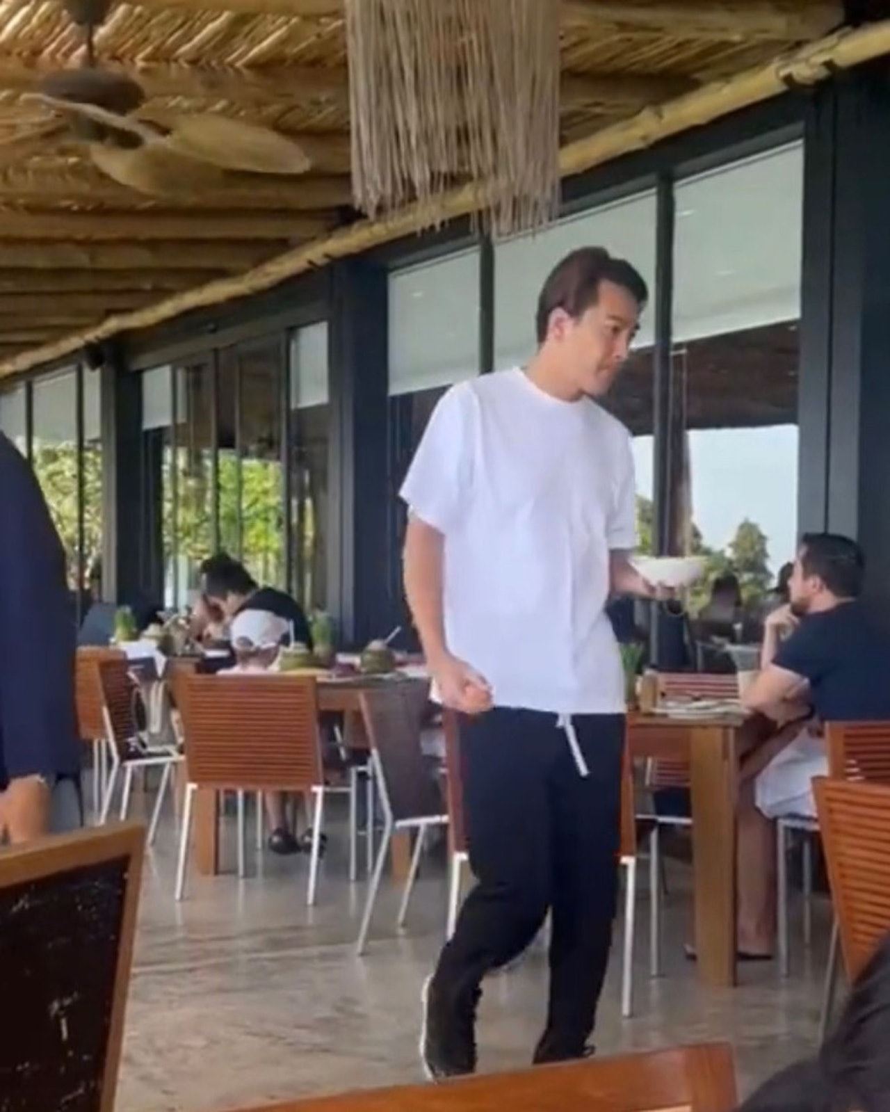 马国明汤洛雯完婚💍据悉婚礼最终地点在泰国苏梅岛🥳