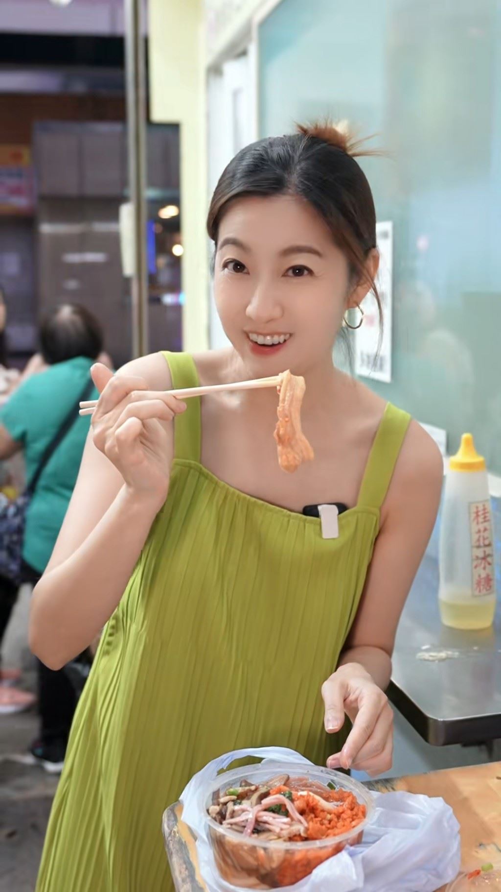 🇭🇰yoyo陈自瑶香港旺角扫街🤩介绍从中学吃到现在的美食😋