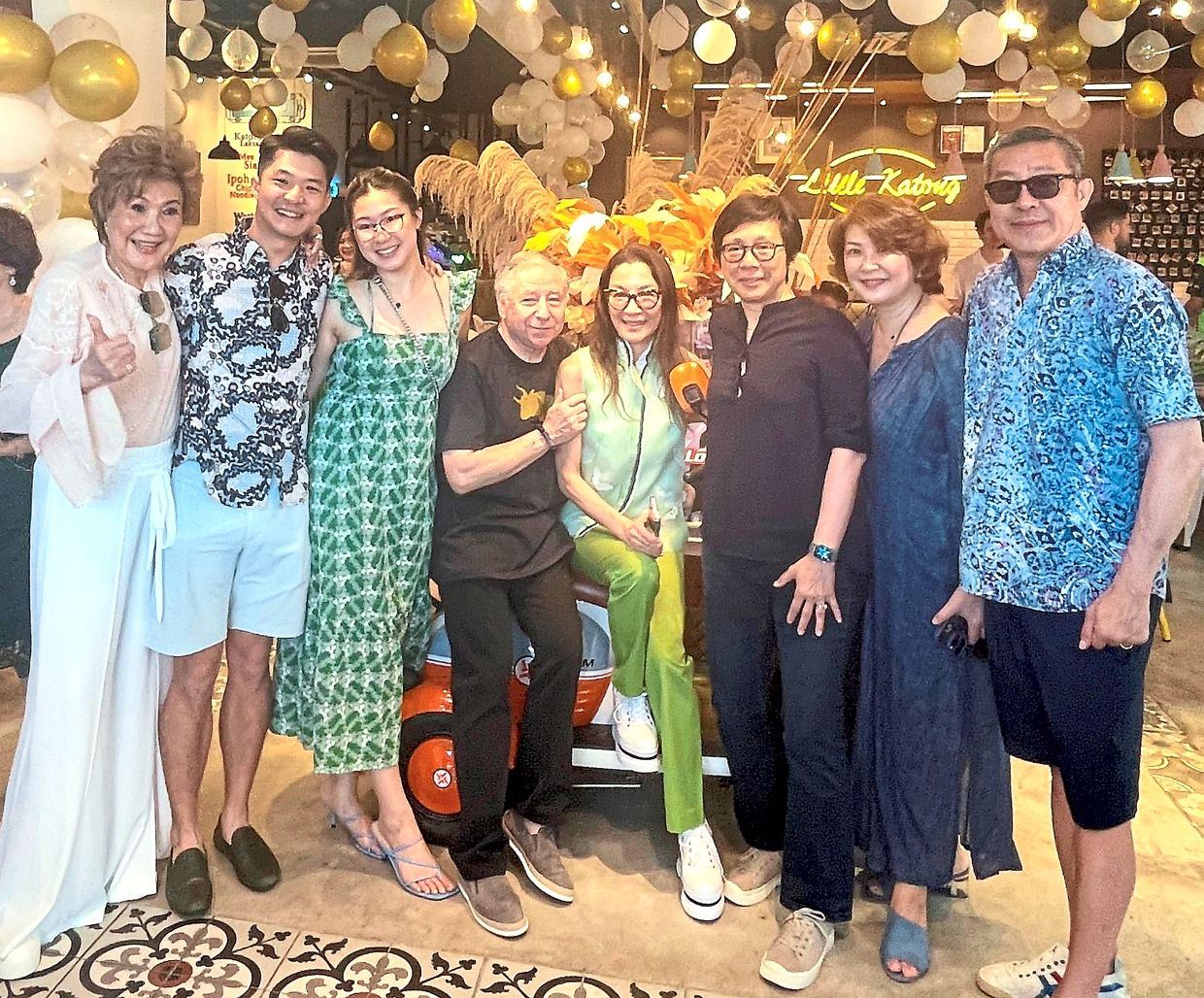 杨紫琼回怡保办婚礼派对！门口放“电影海报”迎宾！