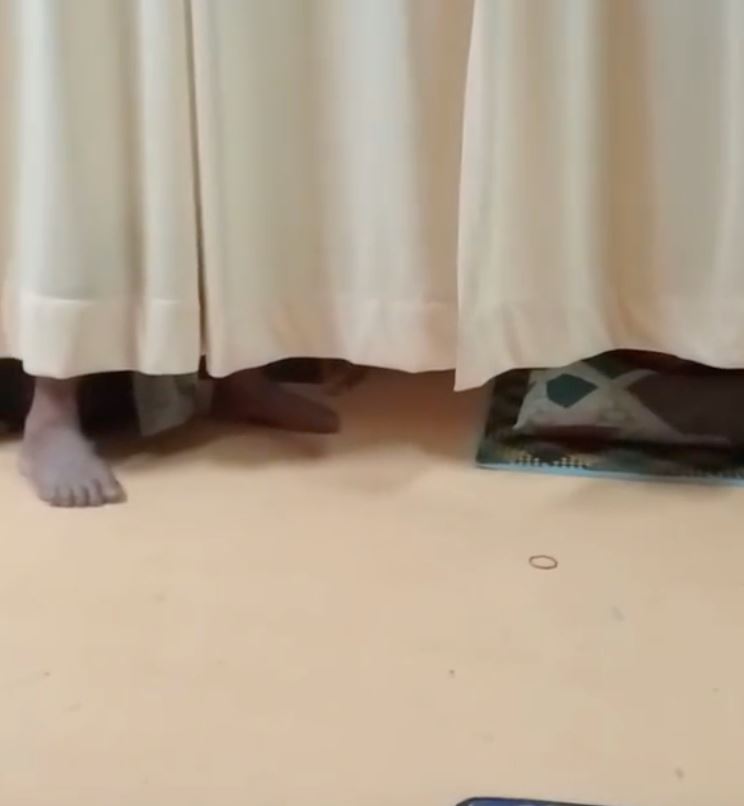 wanita kongsi kisah seram lihat kaki pucat berdiri dibalik tirai katil [video]