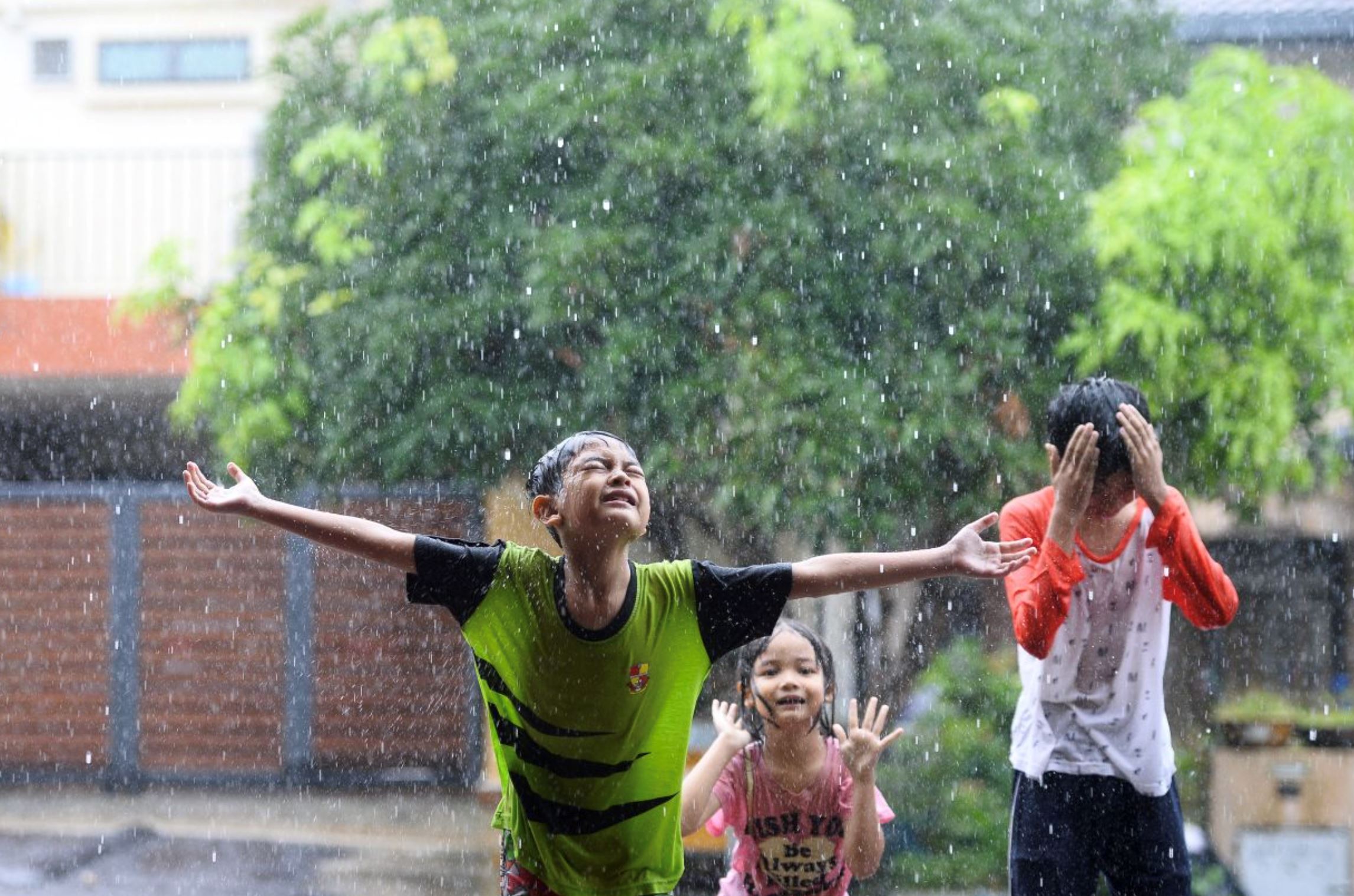 does playing in the rain make you sick? malaysian doctor clarifies this traditional belief
