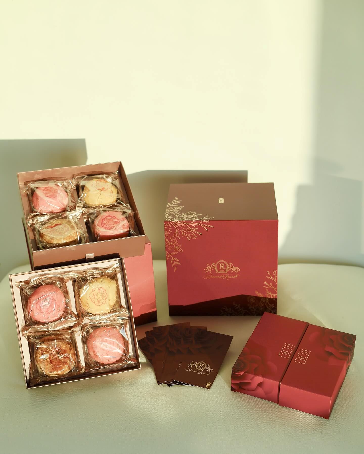 马国明汤洛雯派喜饼💗饼卡礼盒印有独角兽和小马标志🦄️