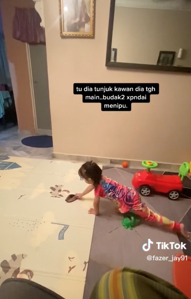 bapa kongsi video anak bermain dengan makhluk halus, “betul hijab kakak terbuka..”