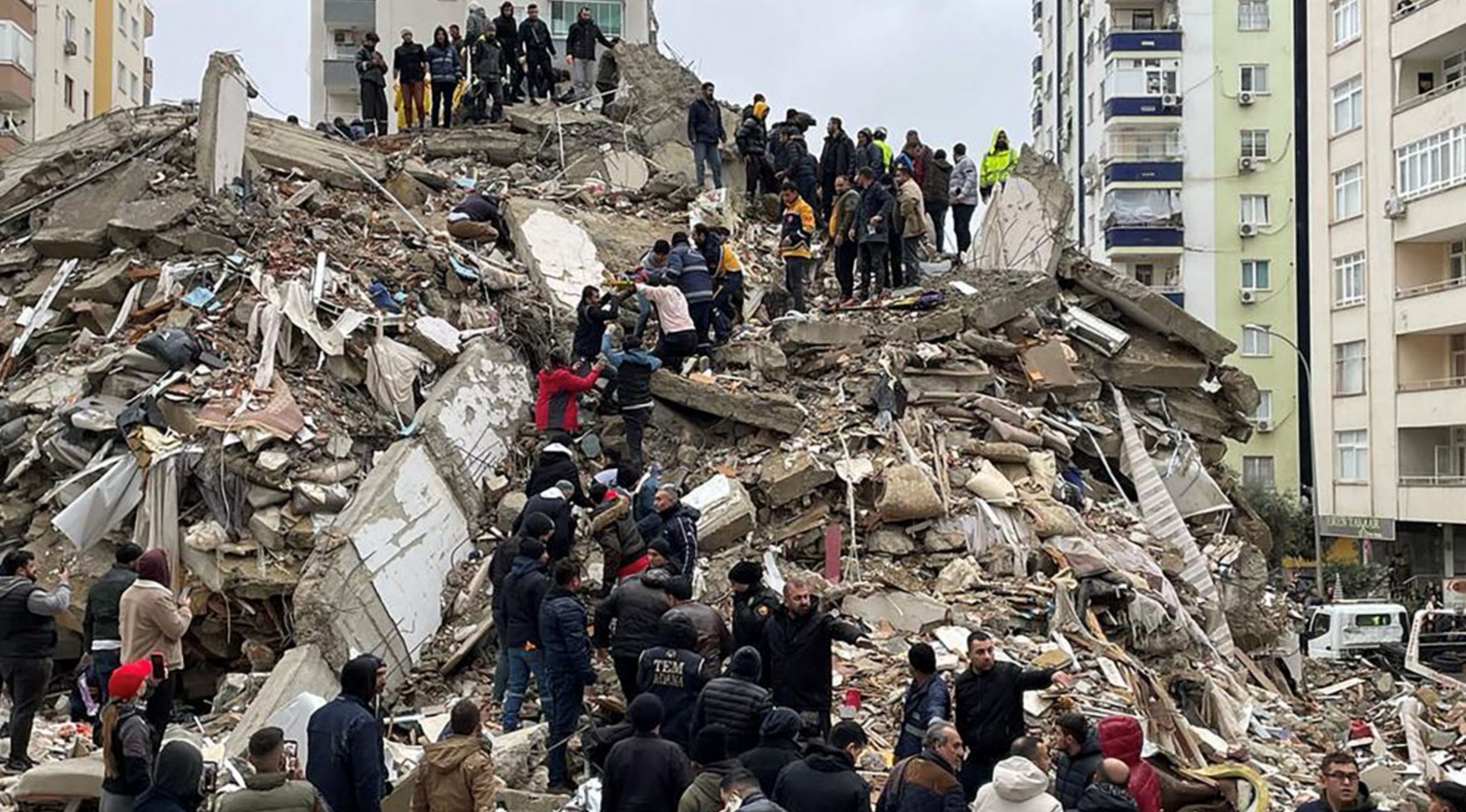 catastrophic 7.8 magnitude earthquake in syria and turkey kills 3,800 people