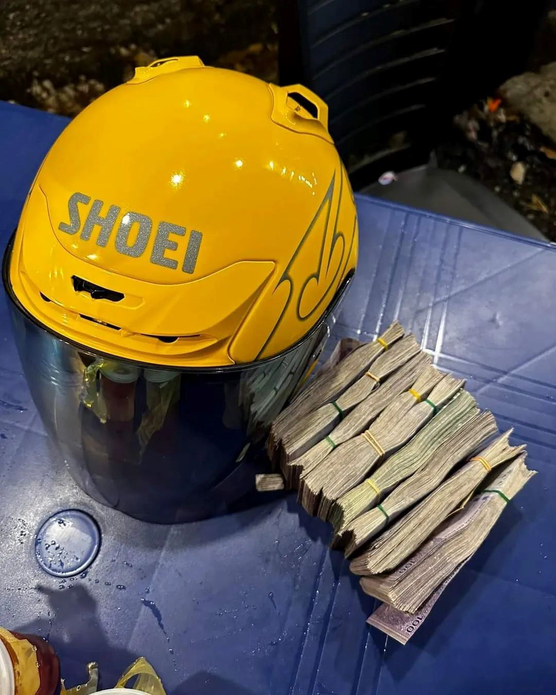 topi keledar kuning ini terjual pada harga rm86,000! “hobi kami mahal..”