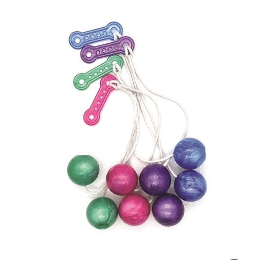 pasangan pengantin disambut meriah dengan bunyi lato-lato