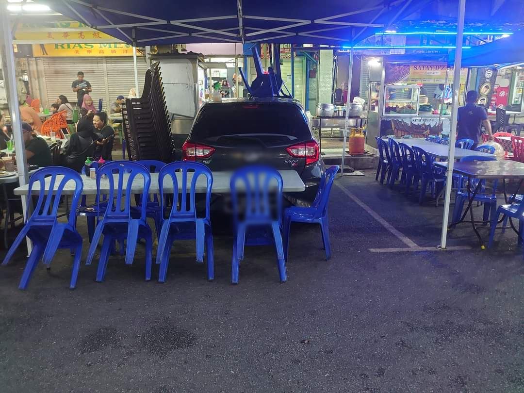 restaurant in kl puts chairs and tables around car blocking it’s way, netizens furious! 