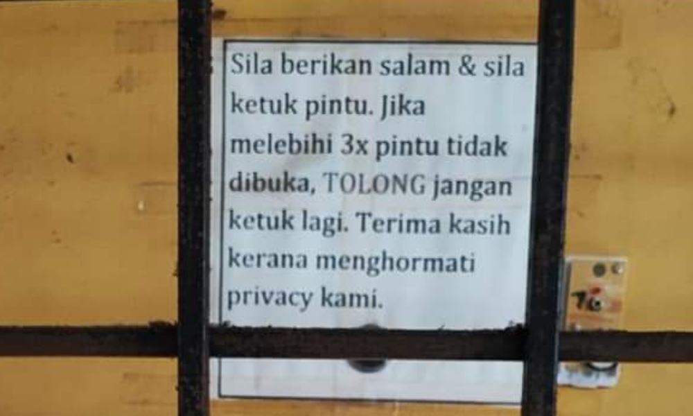 netizens criticise customer for not opening their door for the delivery man