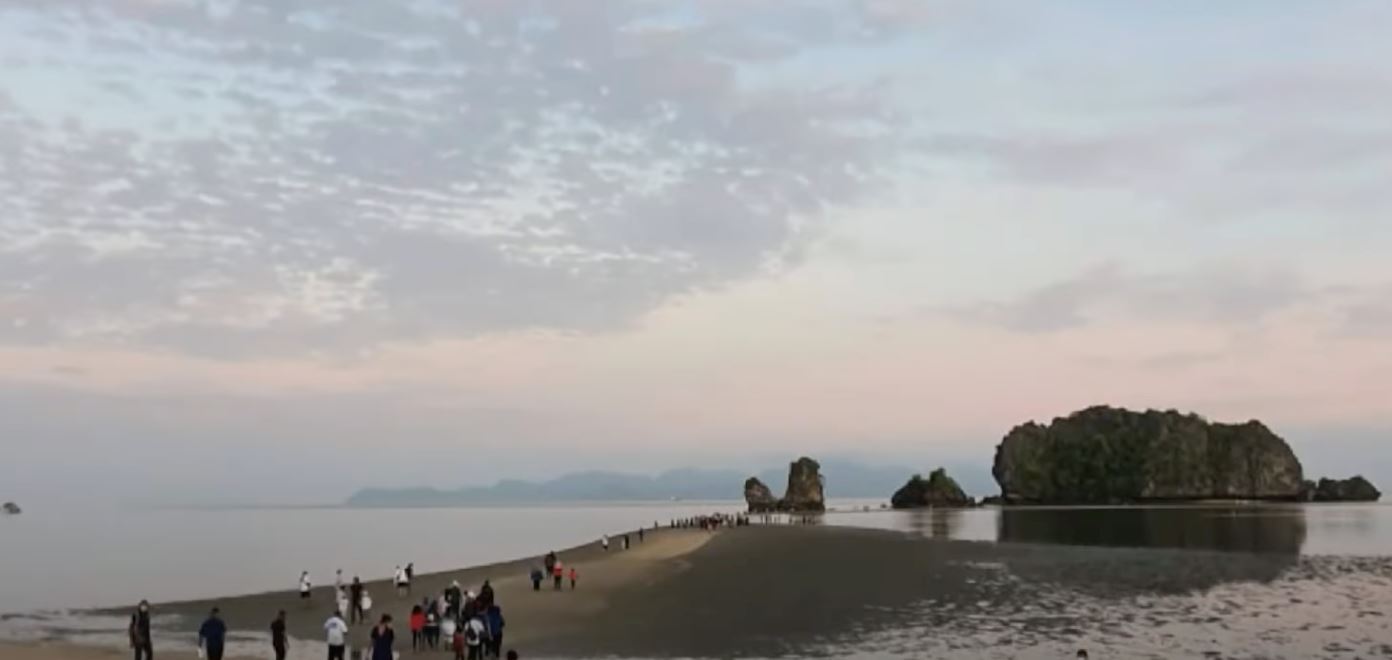 video of the sea parting in langkawi went viral, attracting thousands of visitors every day! 