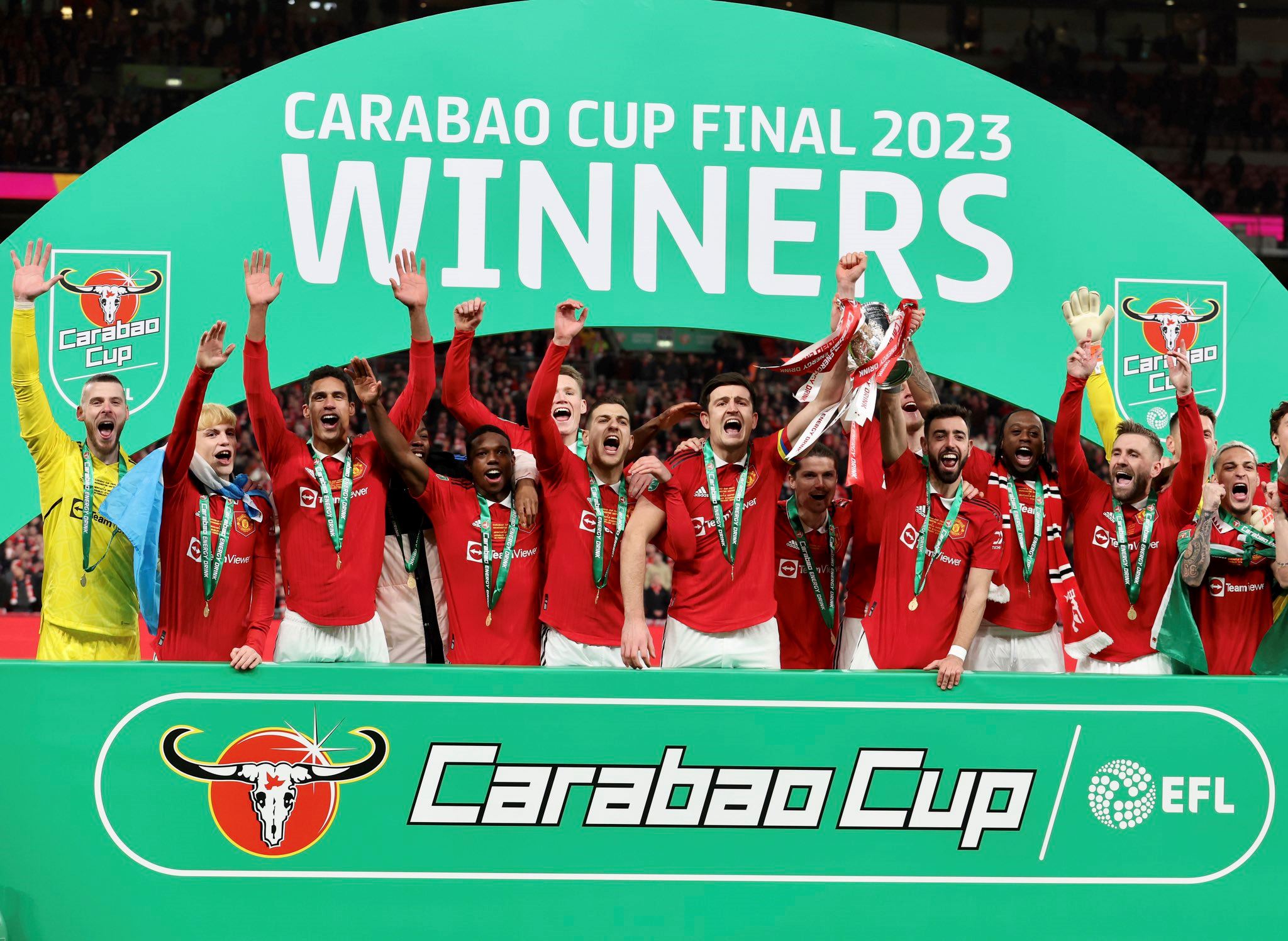 man united lift the efl cup!