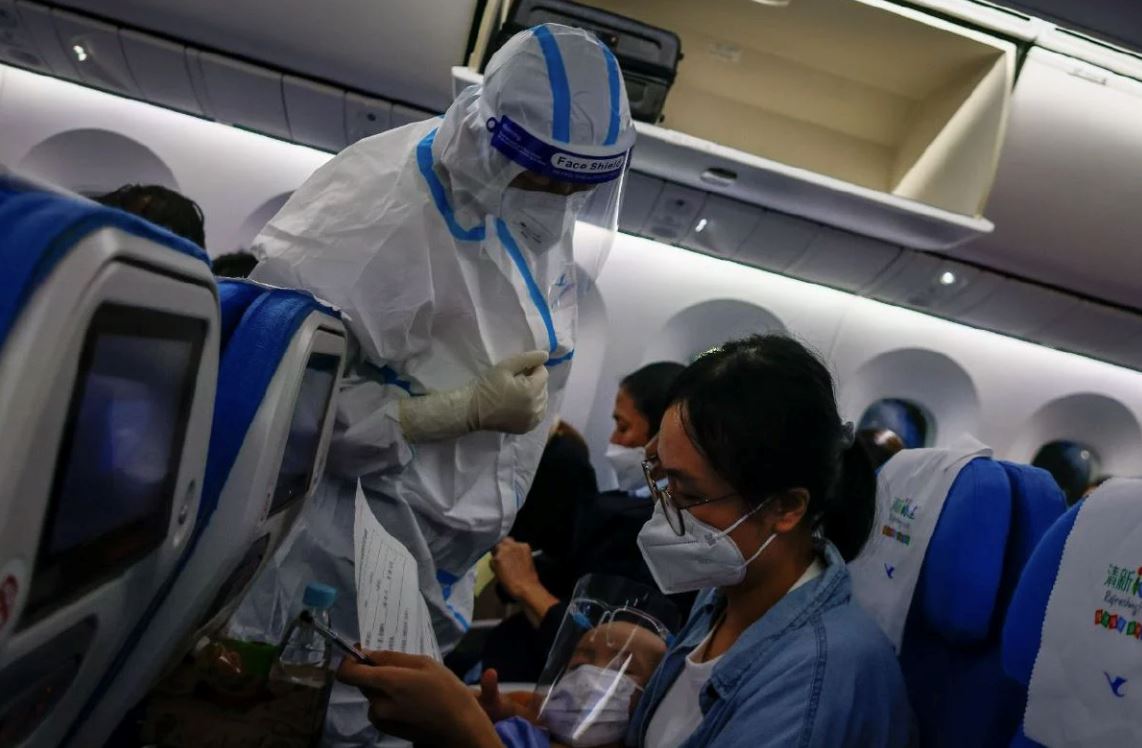 hampir separuh penumpang pesawat dari china sah positif covid-19