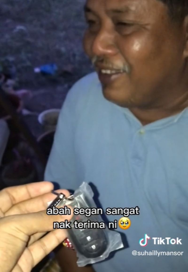 m’sian siblings surprise their parents with brand new car, bringing netizens to tears!