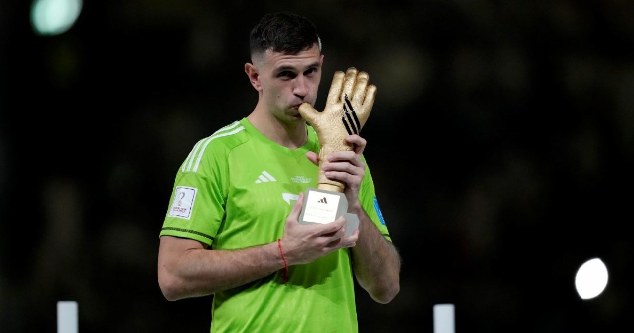 penjaga gol argentina belanja lebih rm100 ribu beli anjing jaga pingat piala dunia miliknya