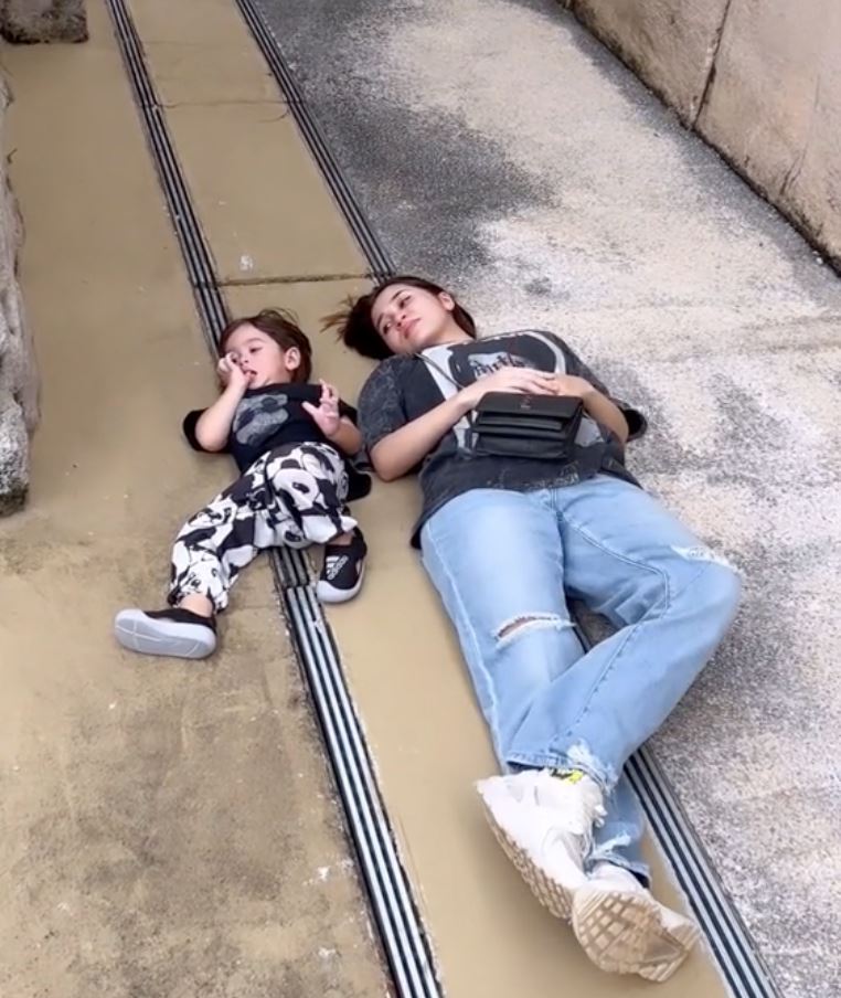 emma maembong sempoi layan anak sama-sama baring atas jalan 