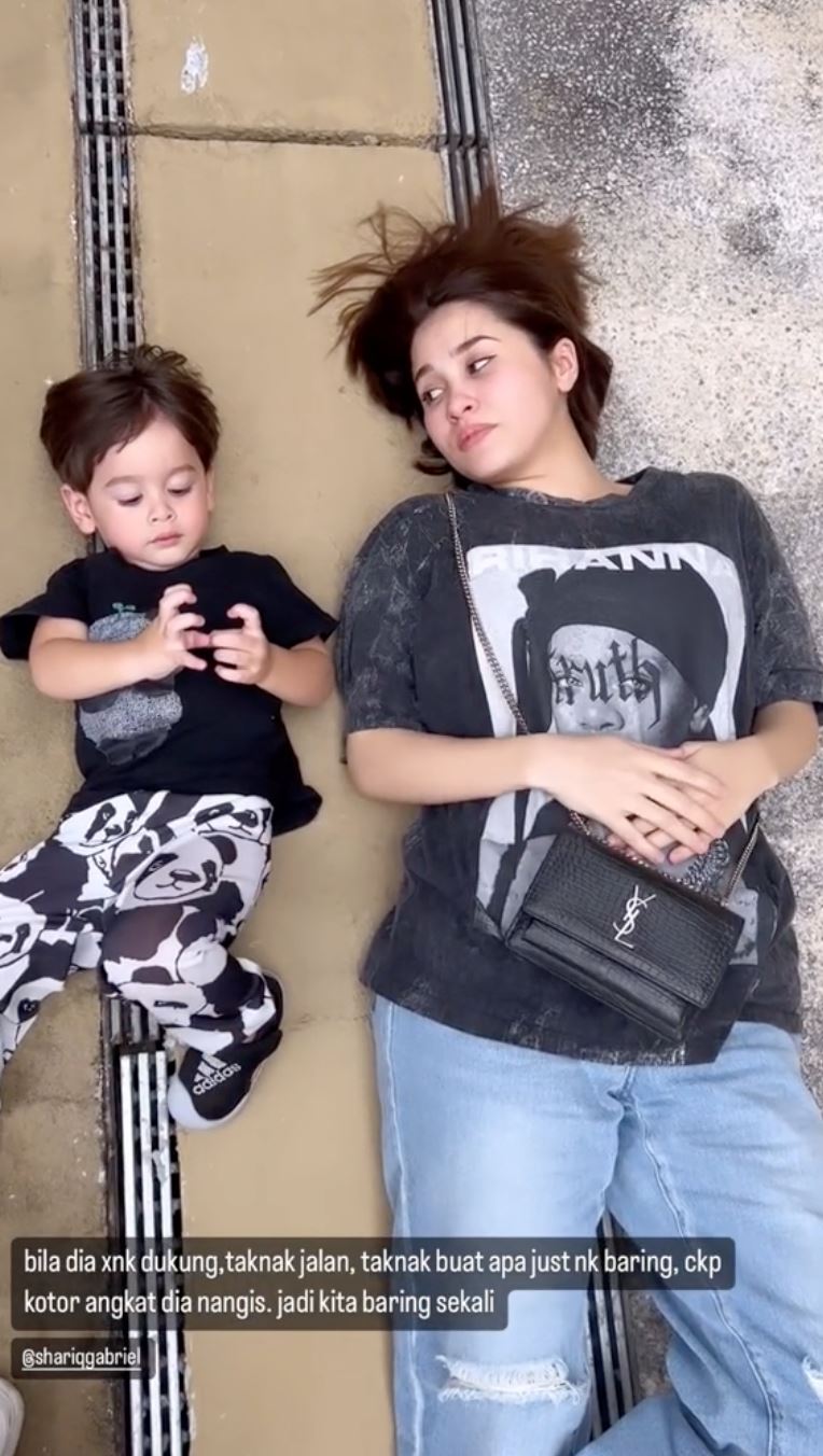 emma maembong sempoi layan anak sama-sama baring atas jalan 