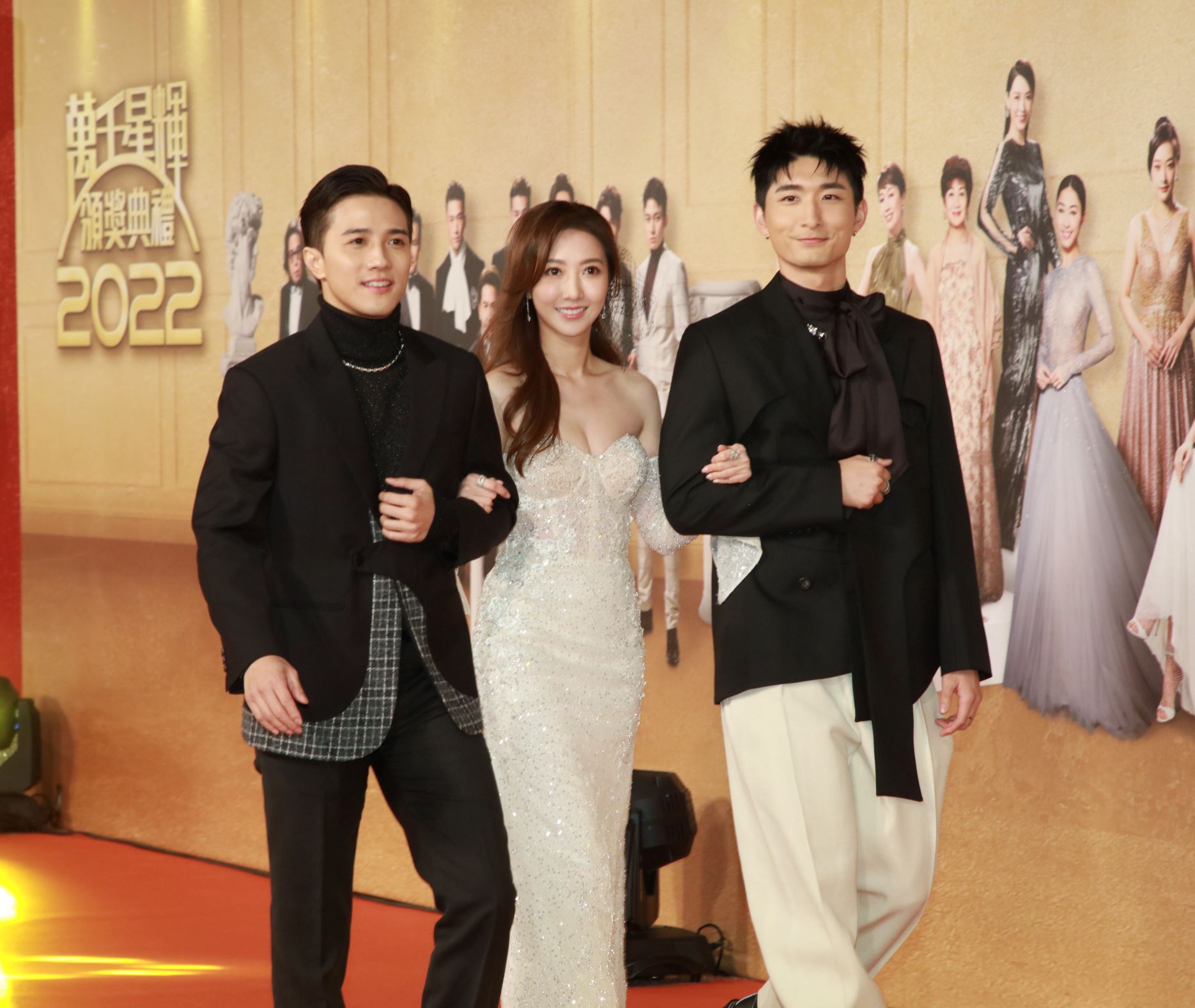 🌟【多图】《万千星辉》盘点女星的用心打扮❗️胡定欣、陈晓华夺最佳衣着🏆