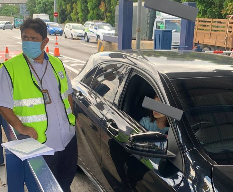 m’sian woman stopped at toll booth after she had failed to pay the toll 45 times!