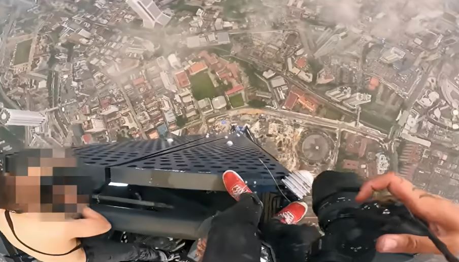  bahaya! us youtubers “show off” how they successfully climb merdeka 118 during thunderstorm