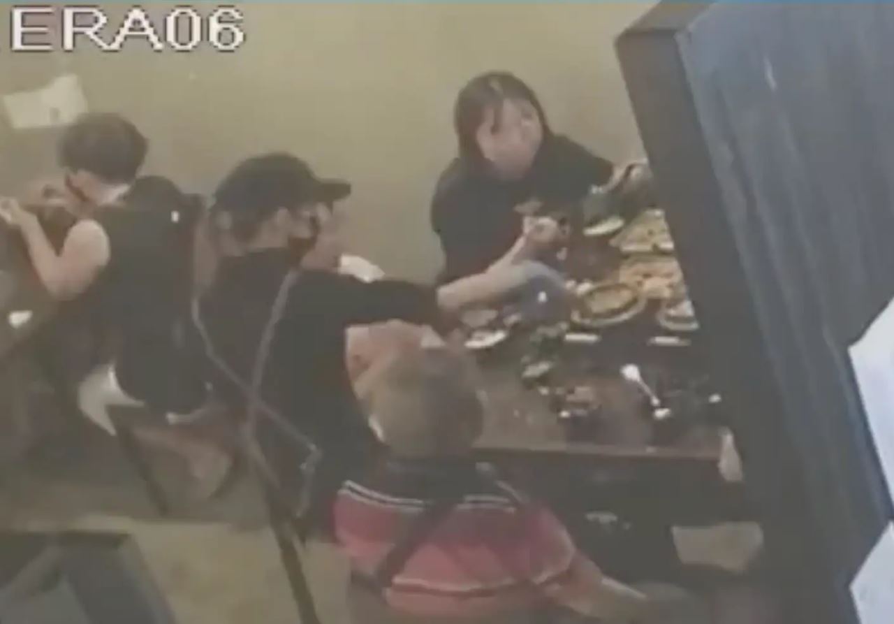 sekeluarga melecur teruk sebab hotpot meletup di kl, pemilik hanya tawar wang tunai & baucar rm4000