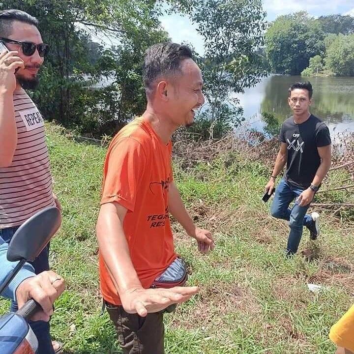 man jumps into lake to save car crash victims from drowning in johor