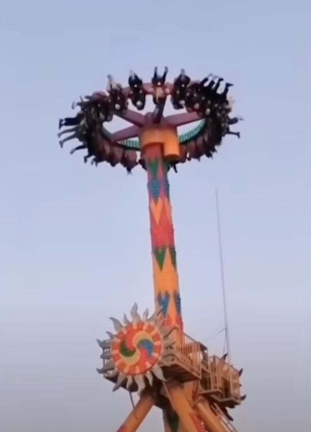video pengunjung tergantung terbalik 10 minit lepas fun fair tiba-tiba berhenti tular