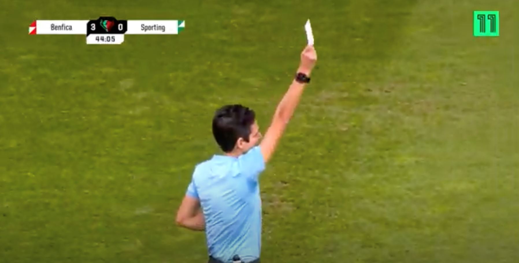 pertama kali pengadil bola sepak layangkan kad putih. rupanya ada maksud!