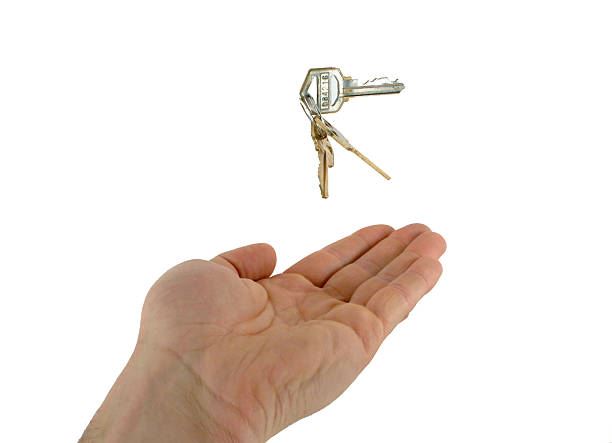 gagal tangkap dengan baik, kunci kereta melekat pada wajah lepas minta rakan baling