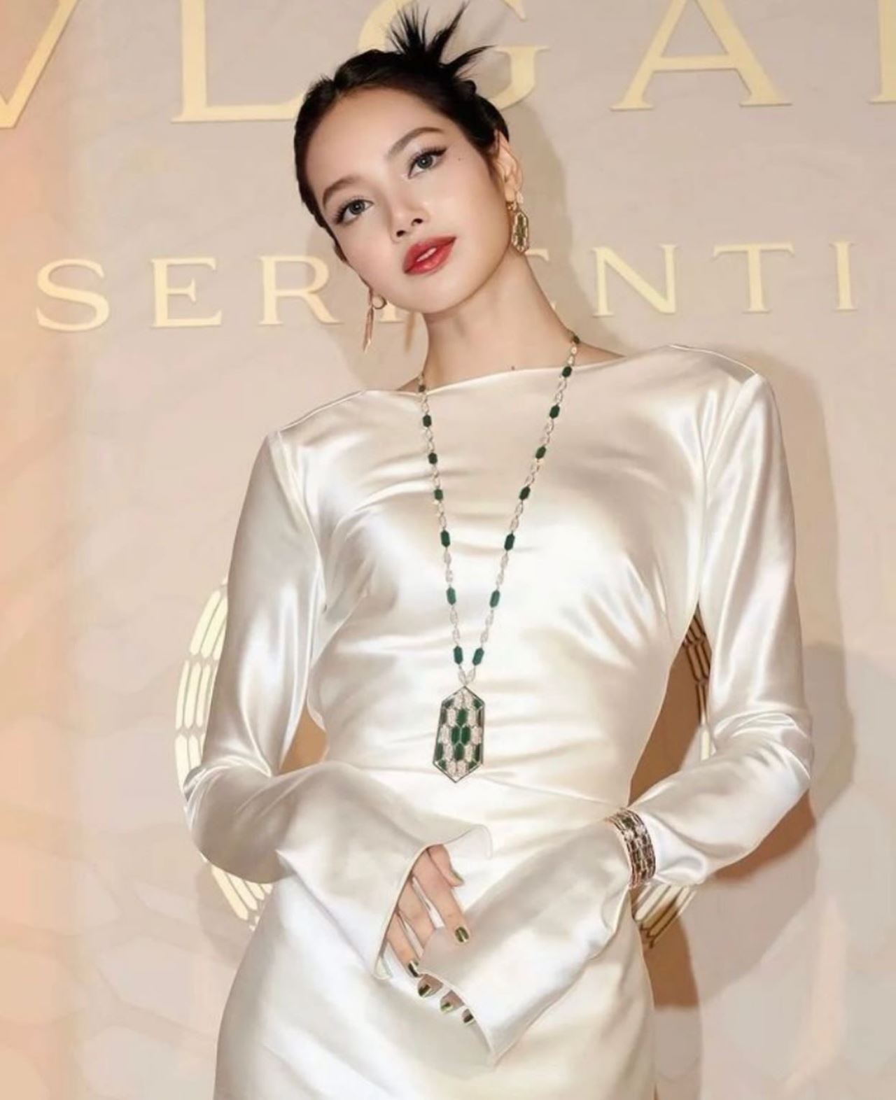 gaya rambut nampak dahi lisa blackpink raih perhatian peminat