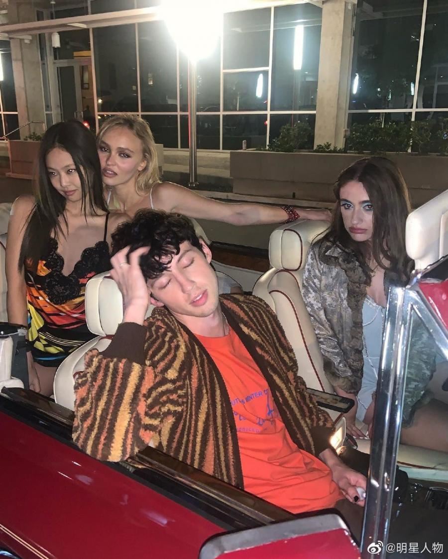 jennie花絮造型太露骨！险露点惹争议！