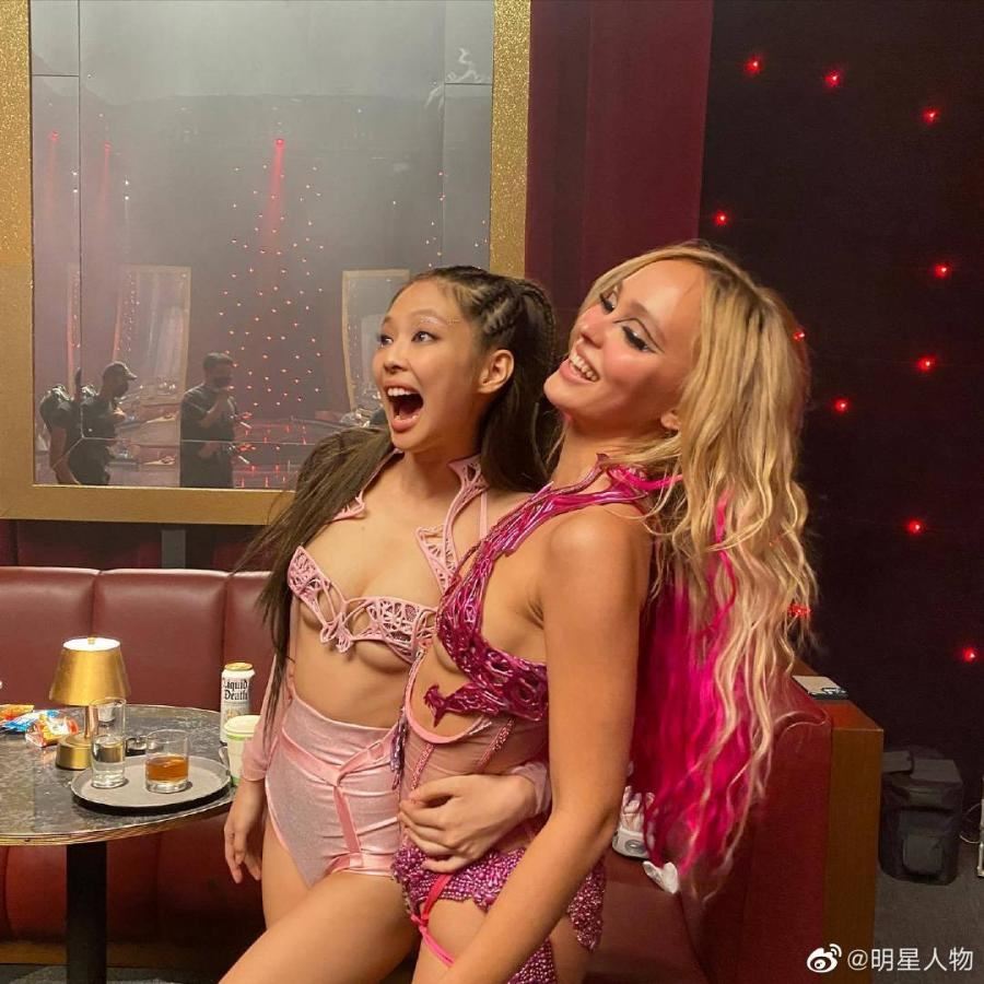 jennie花絮造型太露骨！险露点惹争议！