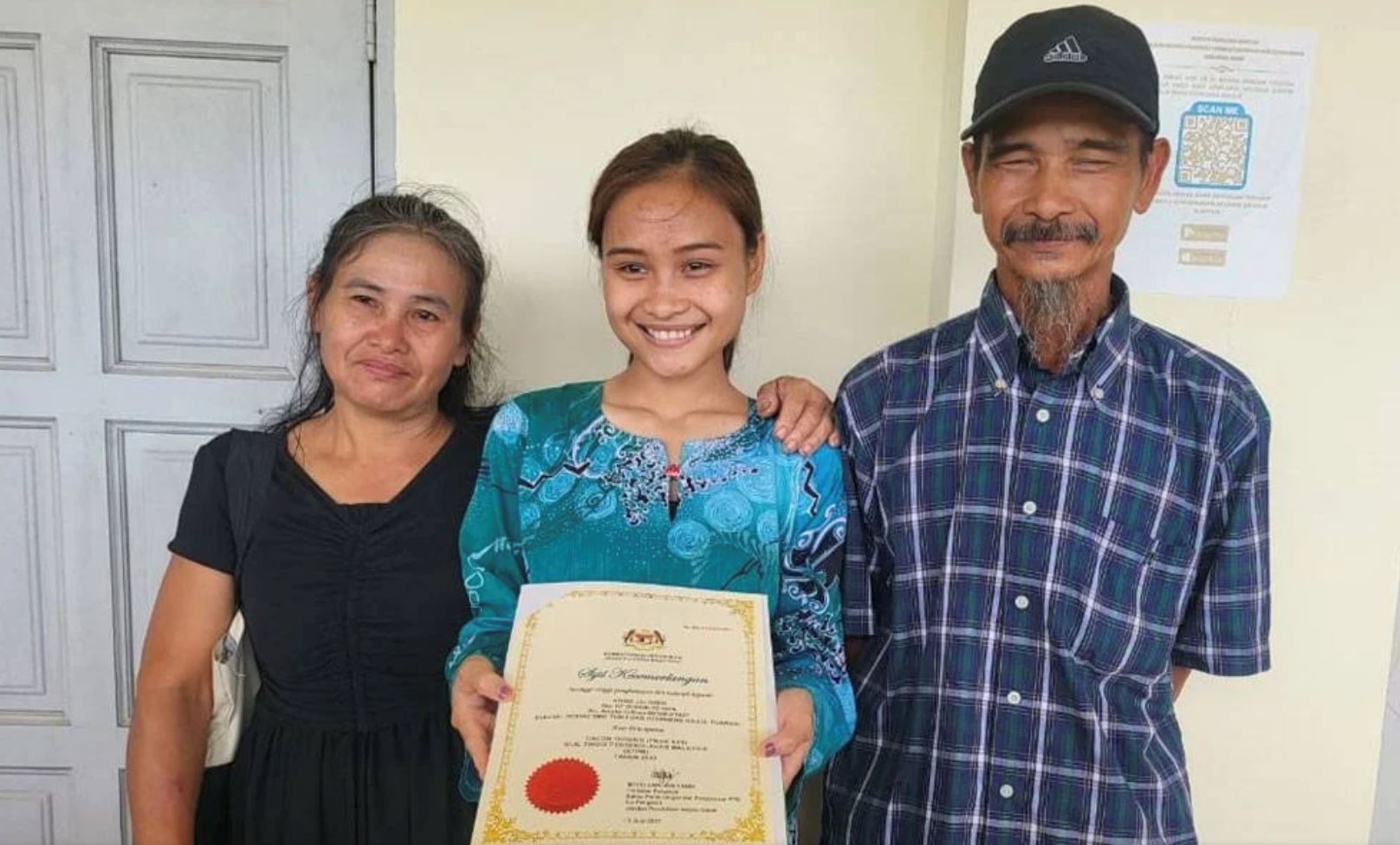 rubber tapper's sacrifice pays off! daughter achieves perfect 4.0 cgpa in stpm exam