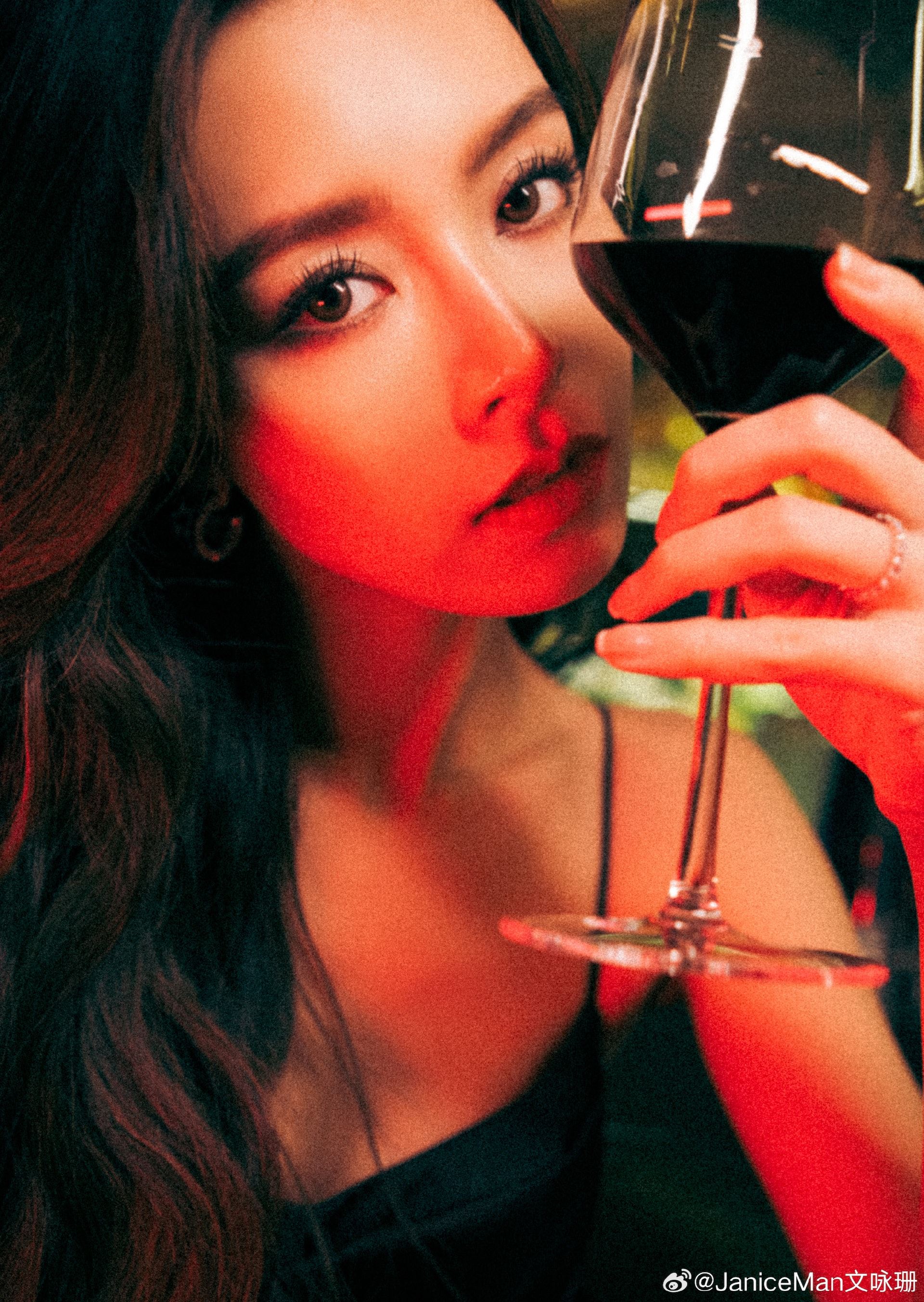 🌟《消失的她》中国票房破30亿❗️文咏珊「蛇蝎美人」超亮眼被追捧💃