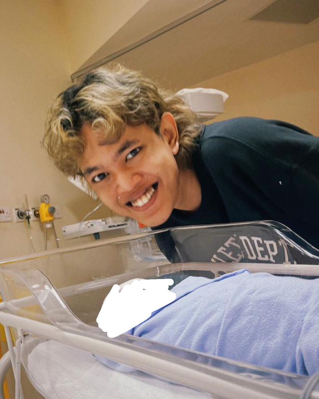 yonnyboii dan isteri timang cahaya mata lelaki pada hari awal muharram