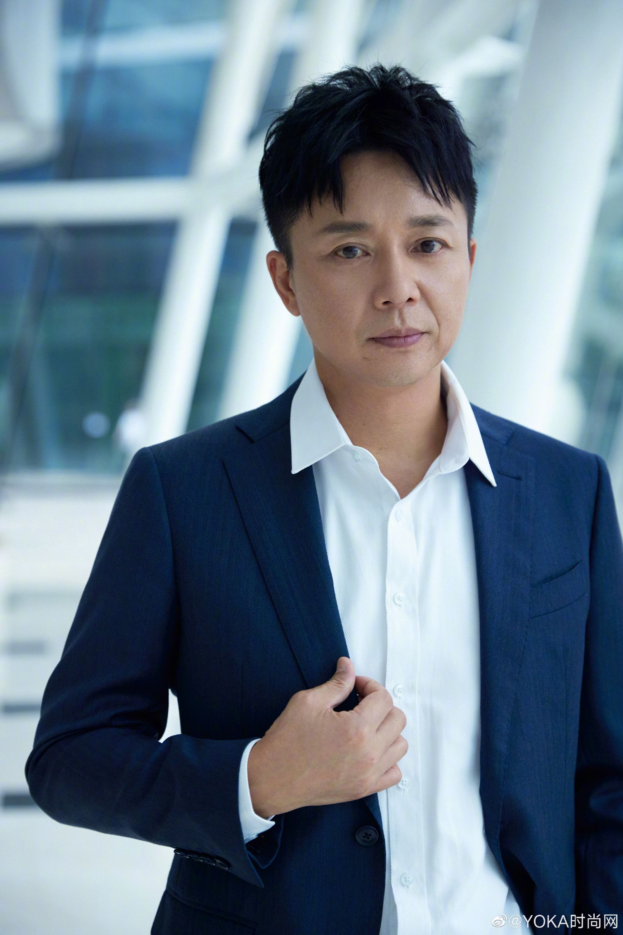 叔叔们鲨疯啦❗穿西装的他们也太帅了吧🙈