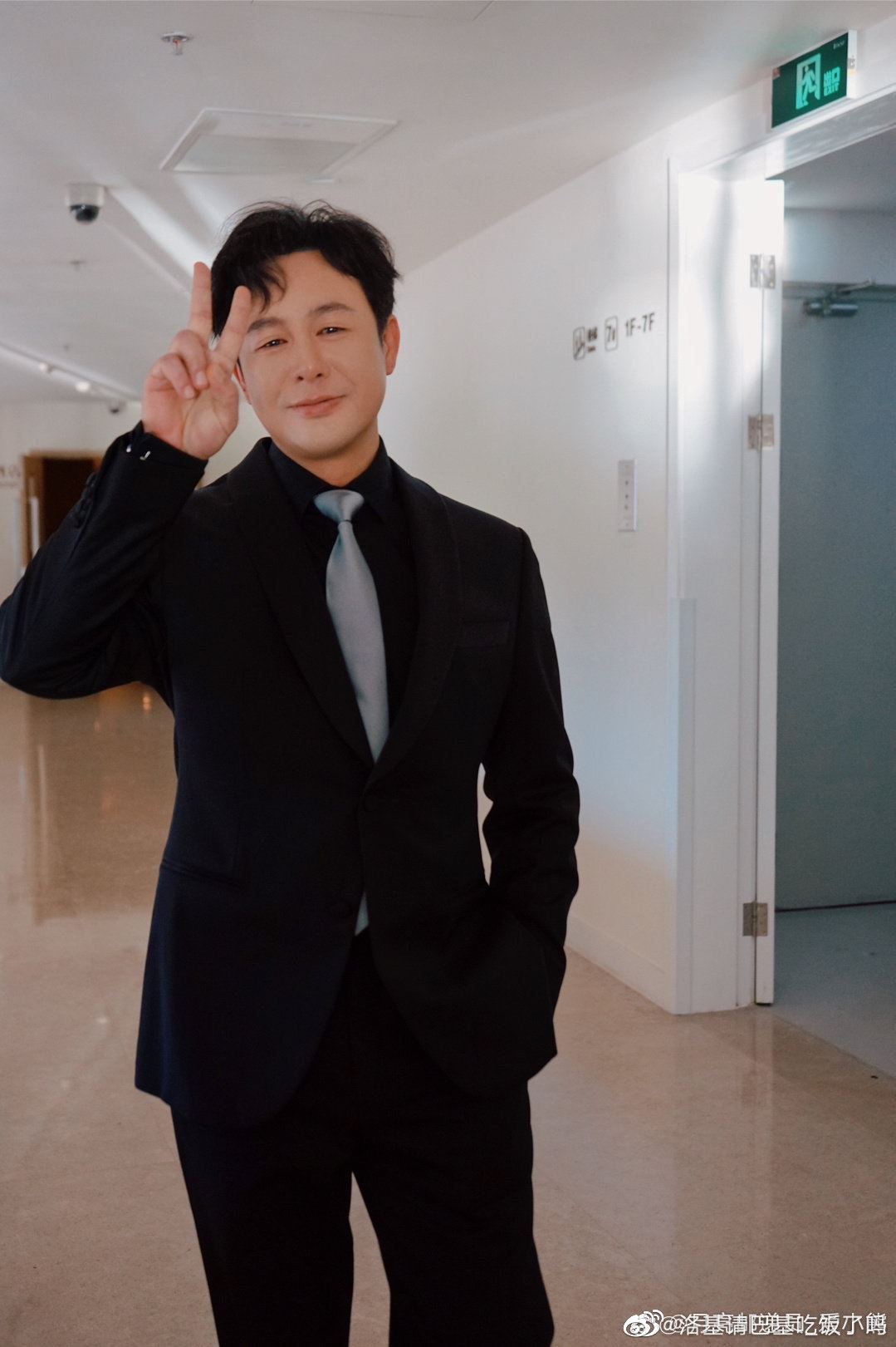 叔叔们鲨疯啦❗穿西装的他们也太帅了吧🙈