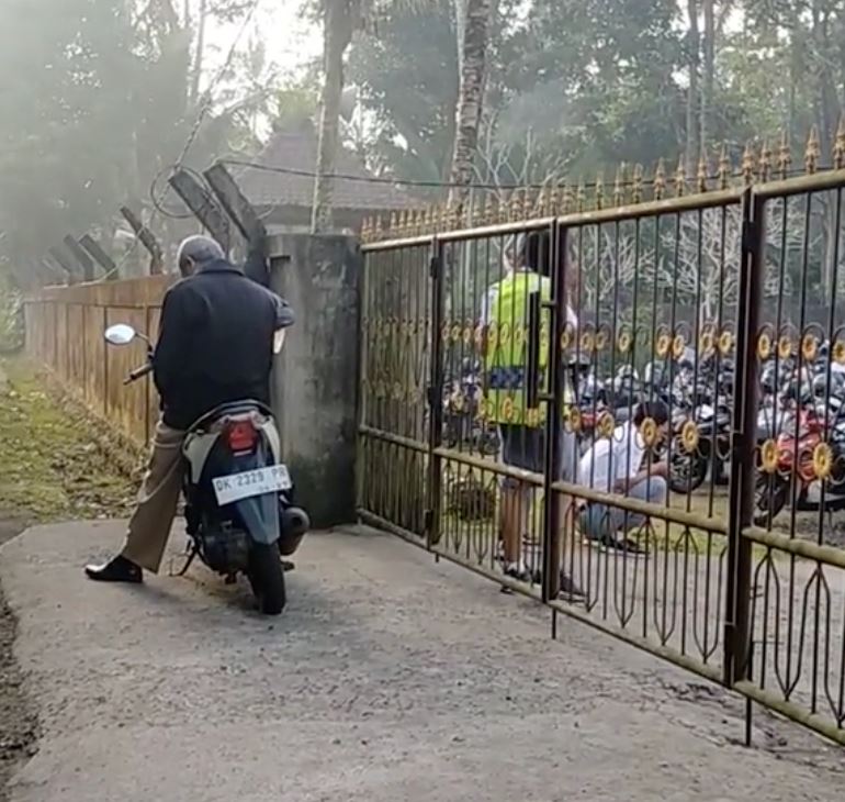 akibat lewat sampai sekolah, cikgu kena dikunci di luar pagar