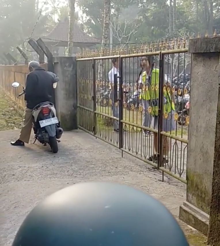 akibat lewat sampai sekolah, cikgu kena dikunci di luar pagar