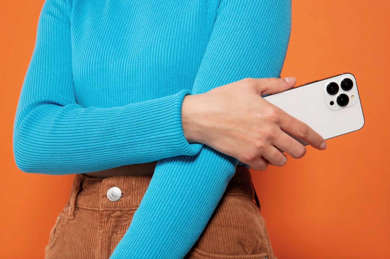 pasangan suami isteri sanggup tukarkan bayi lapan bulan mereka dengan iphone 14