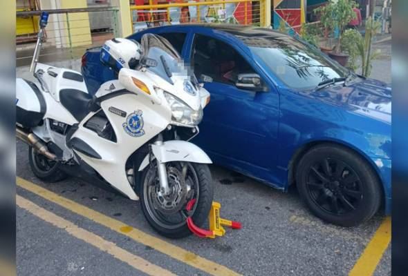 video tular polis trafik kena saman sebab parking kotak oku 