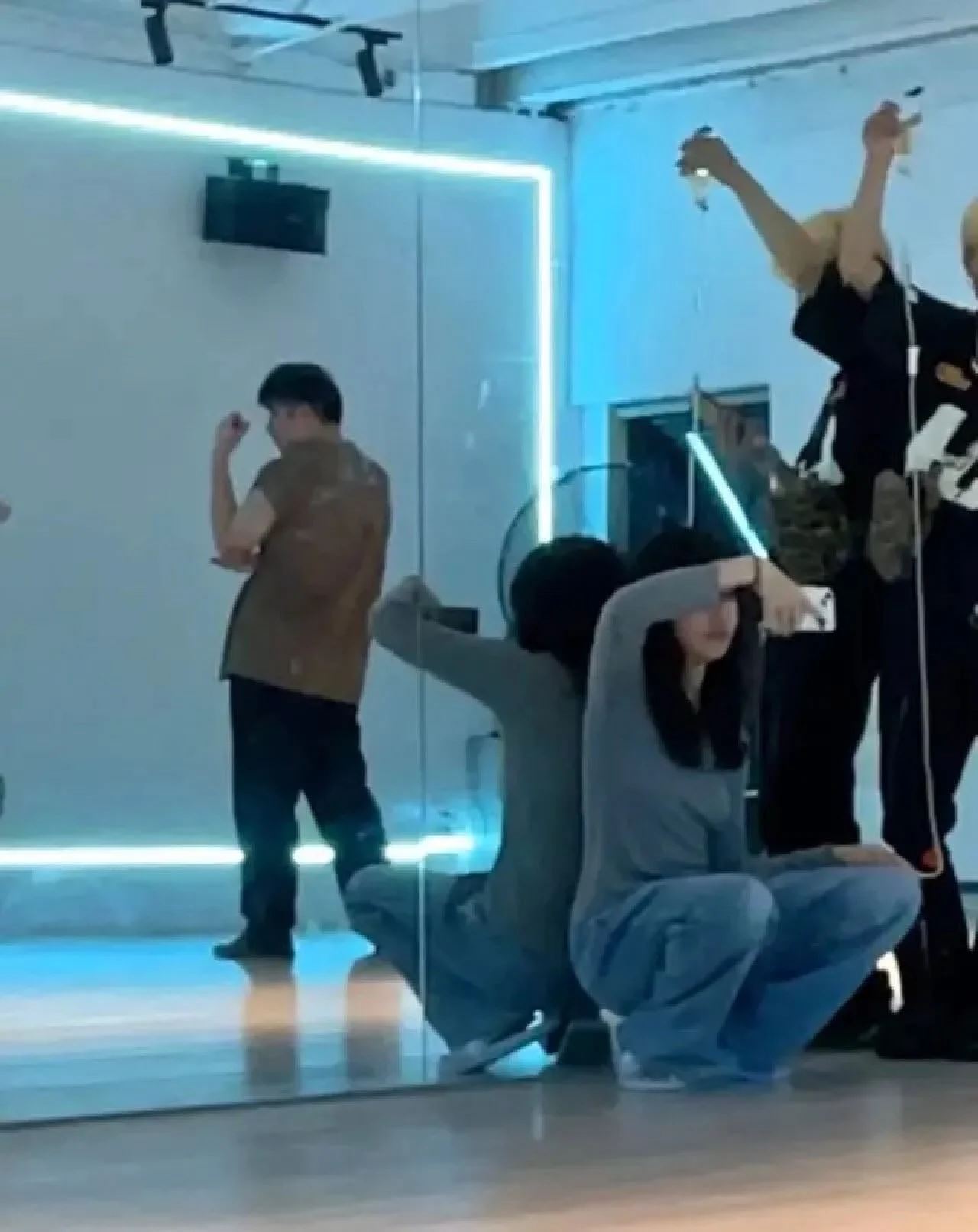 kesian, wanita ini terpaksa ke tempat kerja dengan ‘iv drip’ di tangan