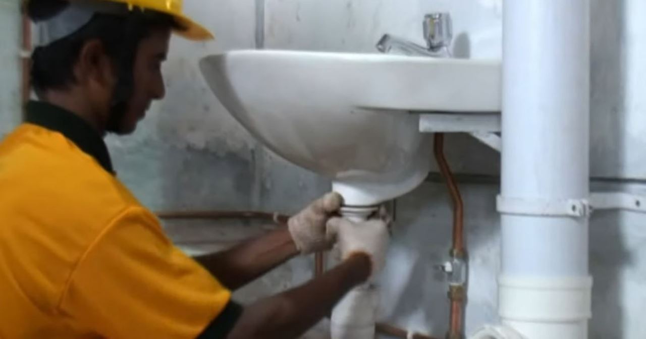 tak ramai nak kerja, tahukah anda gaji purata tukang paip di singapura cecah rm20,490 sebulan?