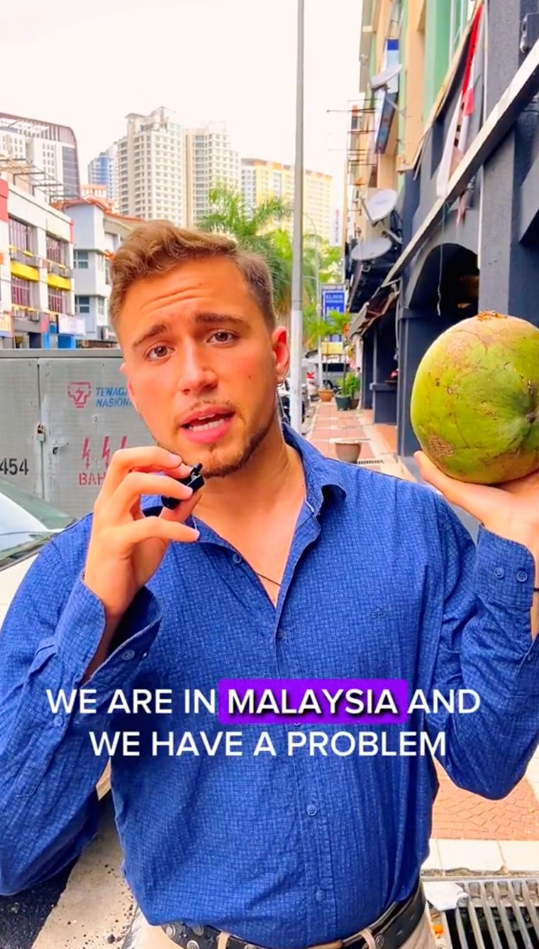 mat saleh ini patah gigi lepas cuba kupas kelapa guna teknik gigit