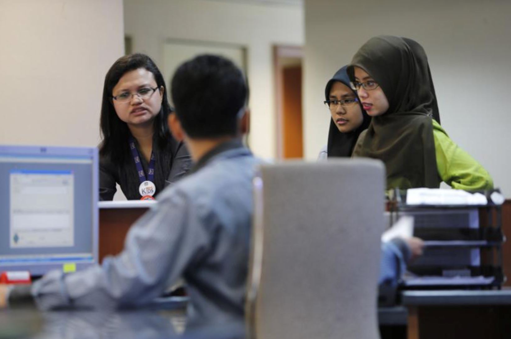 survey: majority of malaysian employees willing to leave jobs for higher salaries in 2023