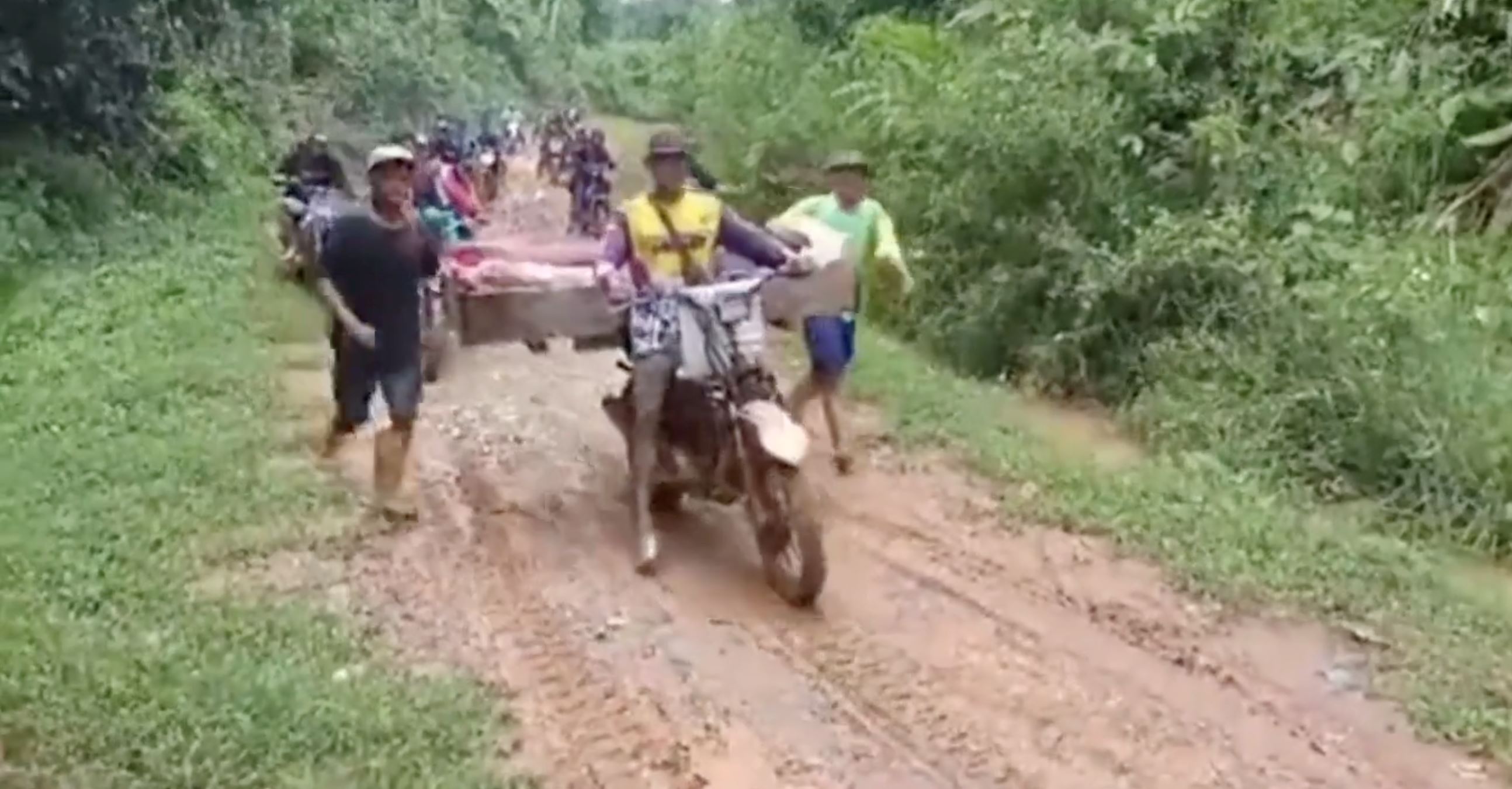 jalan teruk, warga emas dibawa dalam kotak kayu mati sebab lewat terima rawatan
