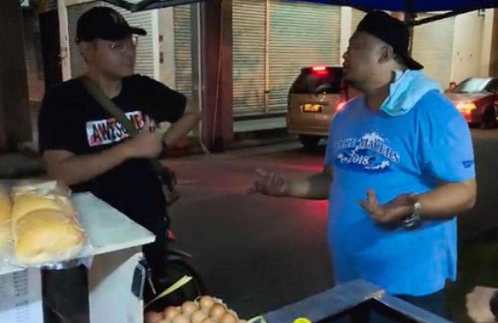 burger seller engages in cantonese conversation with chinese customer, netizens amused!