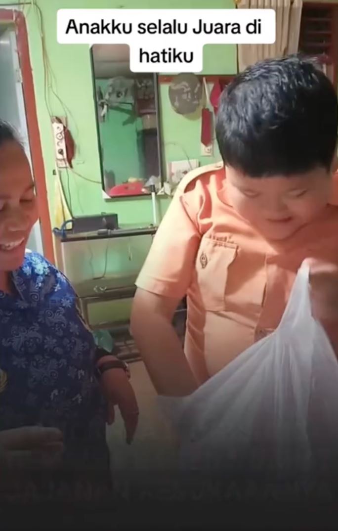 si ibu gembira anak dapat nombor 27 dalam kelas raih pujian netizen [video]