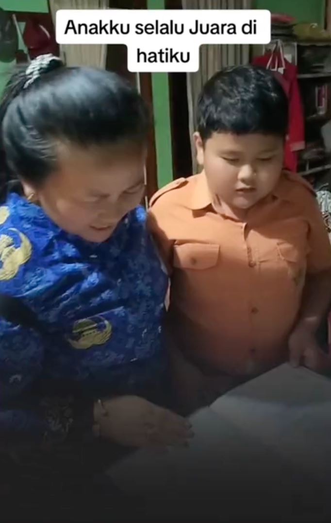 si ibu gembira anak dapat nombor 27 dalam kelas raih pujian netizen [video]